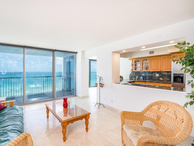 Building Photo - 2655 Collins Ave