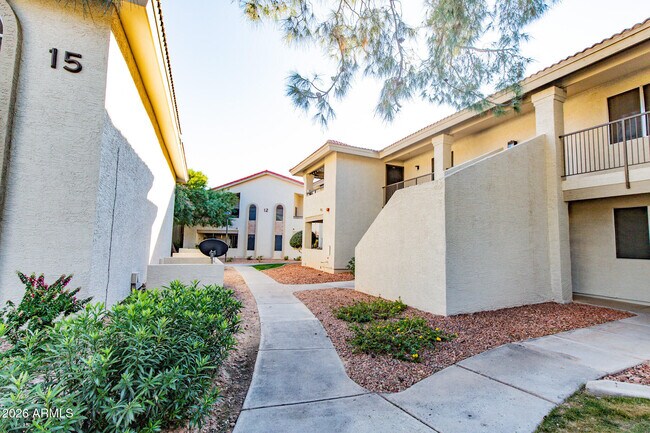 Foto del edificio - 10610 S 48th St