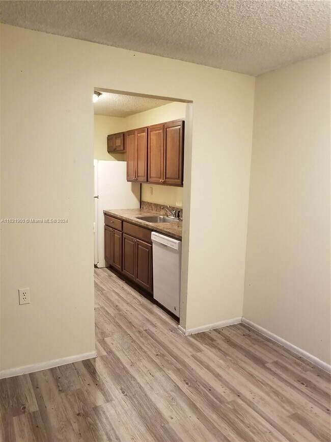 Building Photo - 1201 Lake Victoria Dr