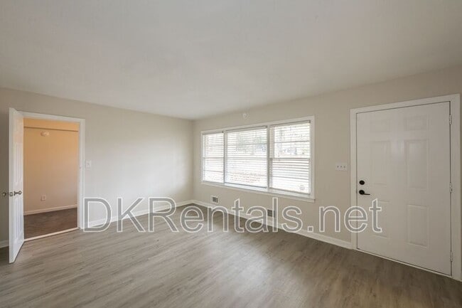 Building Photo - 2058 River Rd