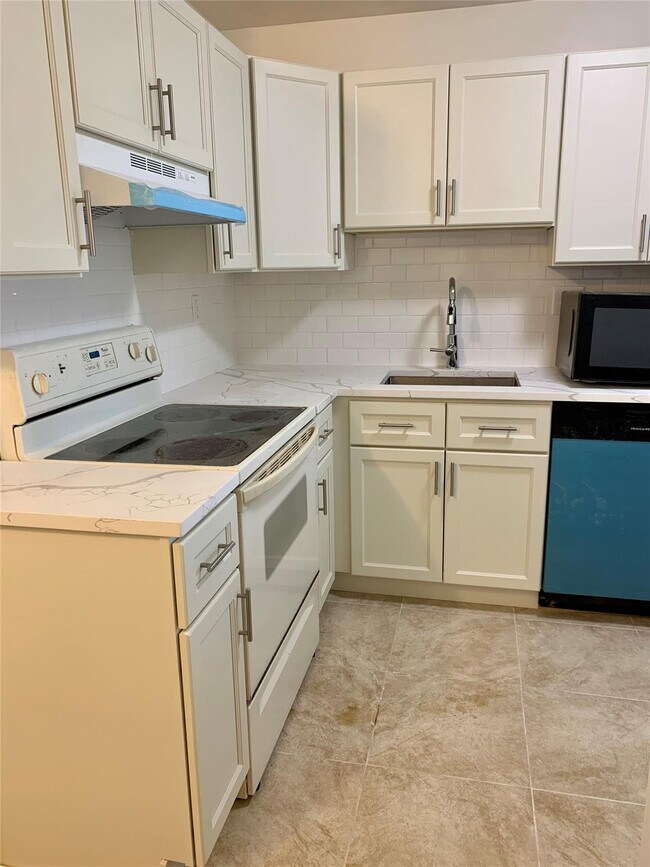 Building Photo - 511 Gardens Dr