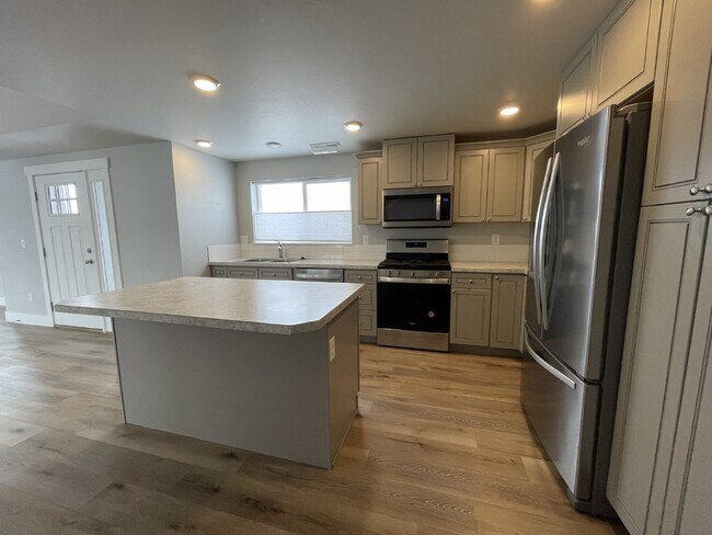 Foto del edificio - Practically New 3 Bedroom with Mountain Views!