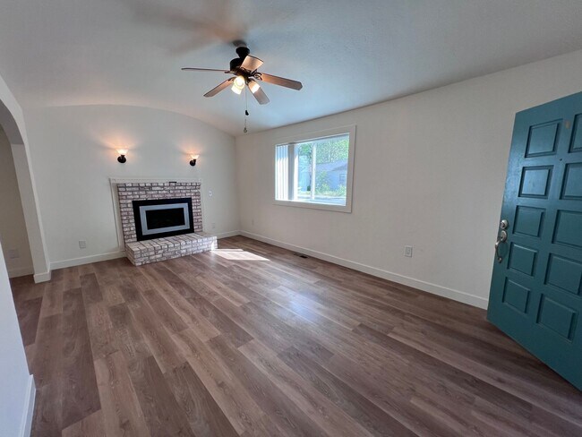 Foto del edificio - Beautiful Land Park home with fresh paint and new flooring throughout.