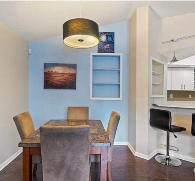 Comida - 2101 Rocky Point Run