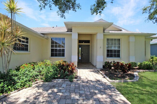 Foto del edificio - Annual rental: Spacious 3BR/2BA Creekwood Home with Office, Screened Lanai, EV Charger & Resort-S...