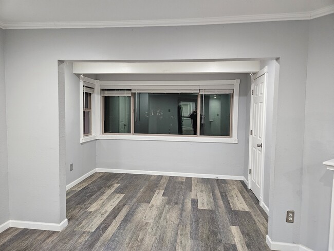 Alcove/Flex space for dinning or office with city view - 12505 NE 23rd Pl