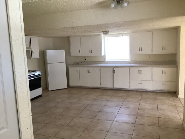 Building Photo - Great property in a quiet neighborhood.