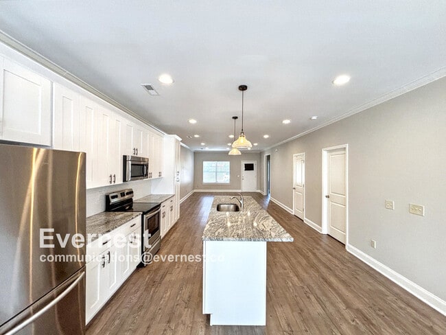 Building Photo - 3-Bedroom, 2-Bathroom Home in a Convenient...