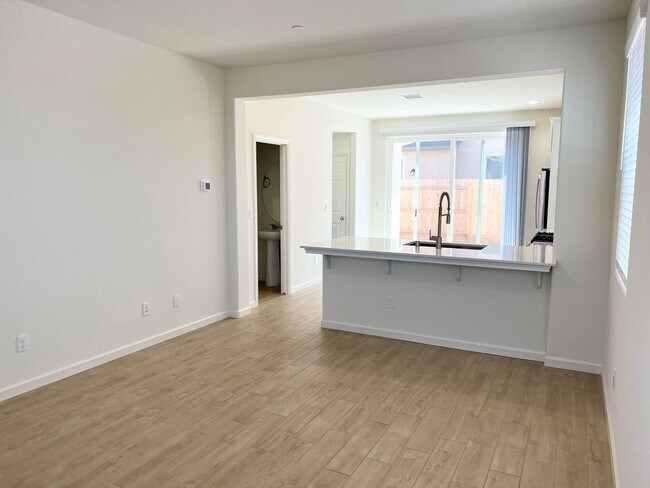 Building Photo - Brand new 3 bedroom / 2.5 bath in Clovis U...