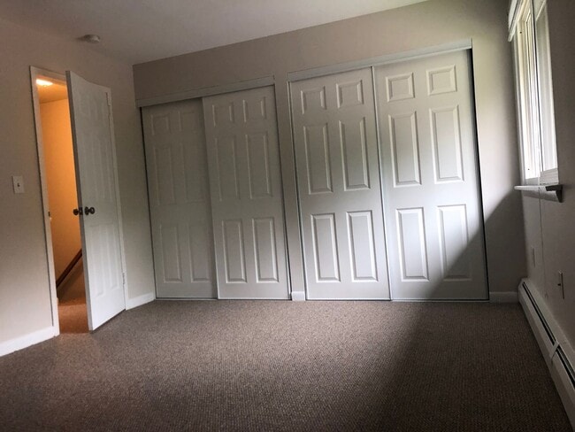Building Photo - Spacious 2 Bedroom Townhouse