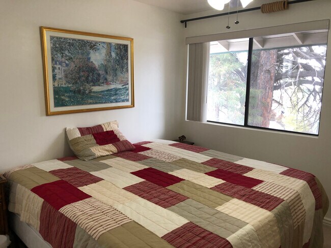 Dormitorio 1: Cama tamaño California King en la imagen. - 3200 S Litzler Dr