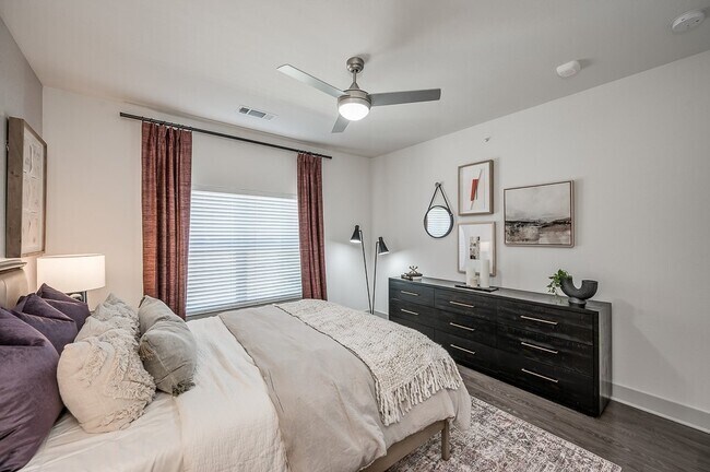 Foto del edificio - Special Offer: Up to $3,389 OFF!