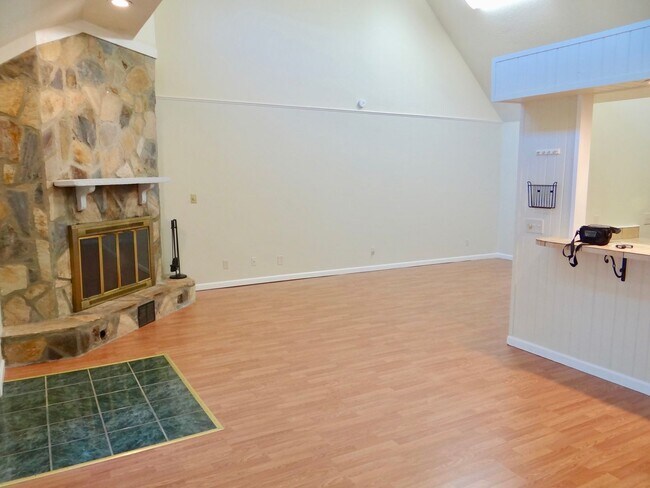 Foto del edificio - 2 bedroom unfurnished LONG TERM RENTAL in Fairway Ridge