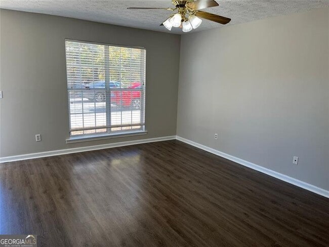 Building Photo - 326 Leafmore Rd SW