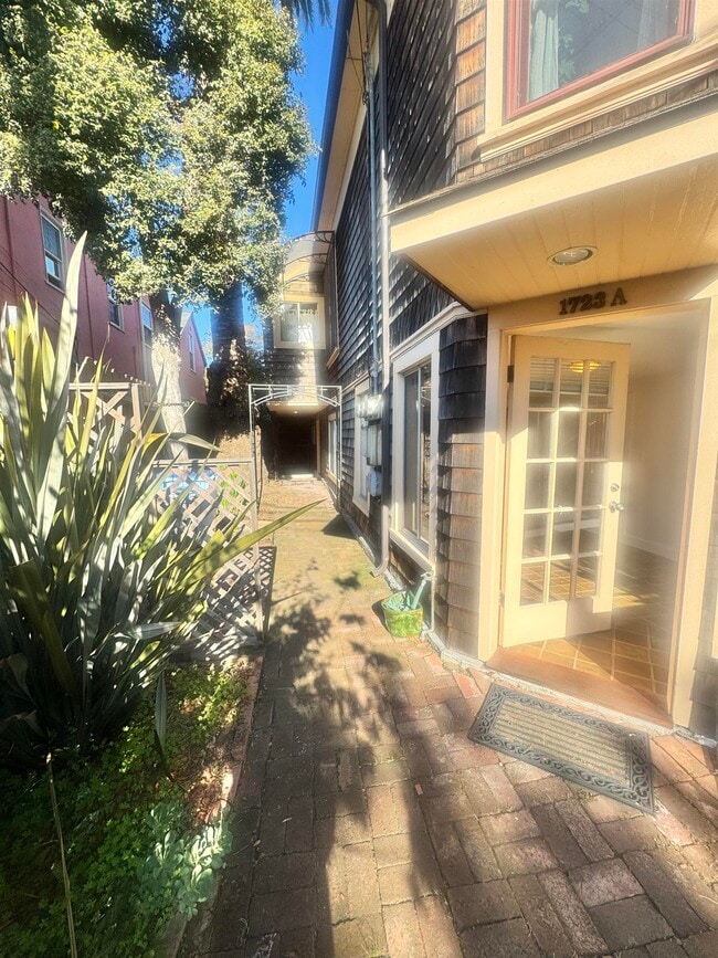 Foto del edificio - 1723 Carleton St