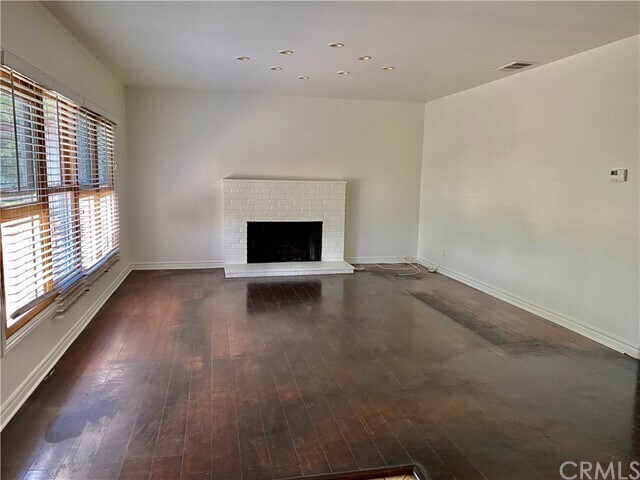 Building Photo - 636 S Nutwood St