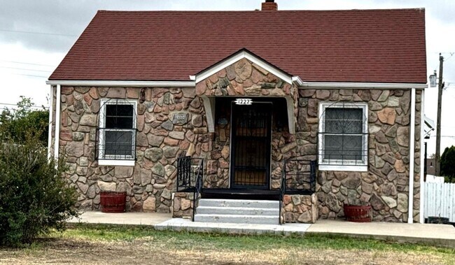 Building Photo - Home With Personality