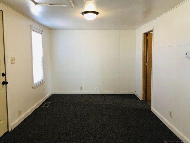 Building Photo - 1 Bedroom House!