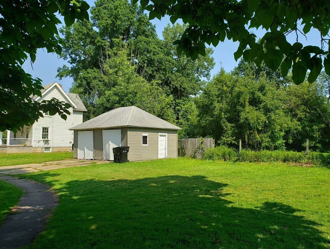 Foto del edificio - 736 W River Rd N