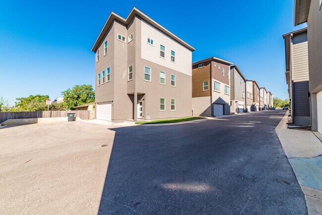 Building Photo - LUXURY ALAMO HEIGHTS TOWNHOME