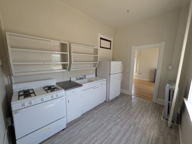Unit 28B Kitchen to E - Lincoln Hotel Apartments