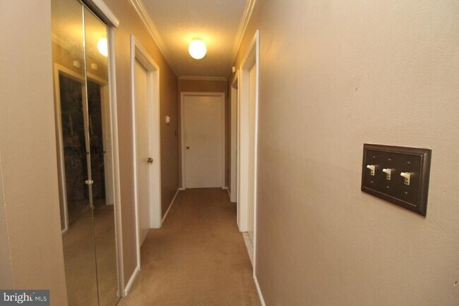Building Photo - 10 Chamberlin Ct