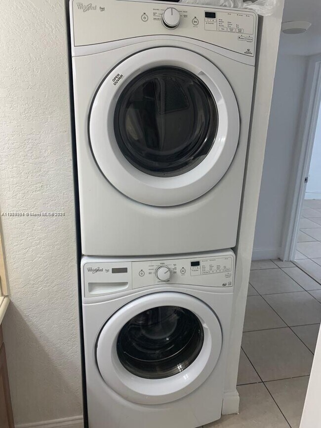 Building Photo - 8810 Fontainebleau Blvd