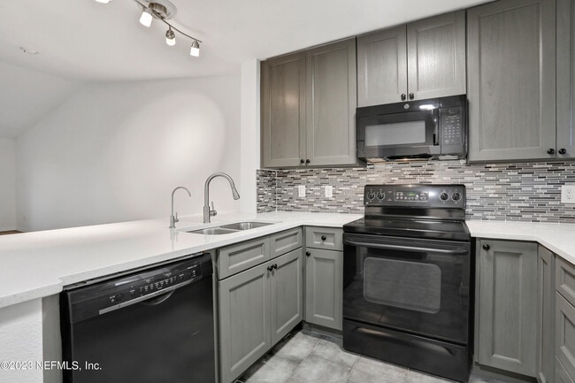 Building Photo - 7 Arbor Club Dr