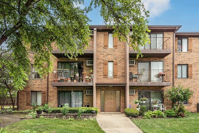 Foto del edificio - 730 Briar Hill Ln