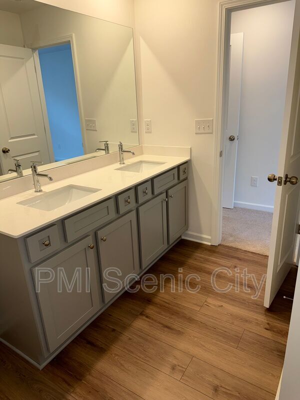Foto del edificio - 244 Asbury Oak Ln