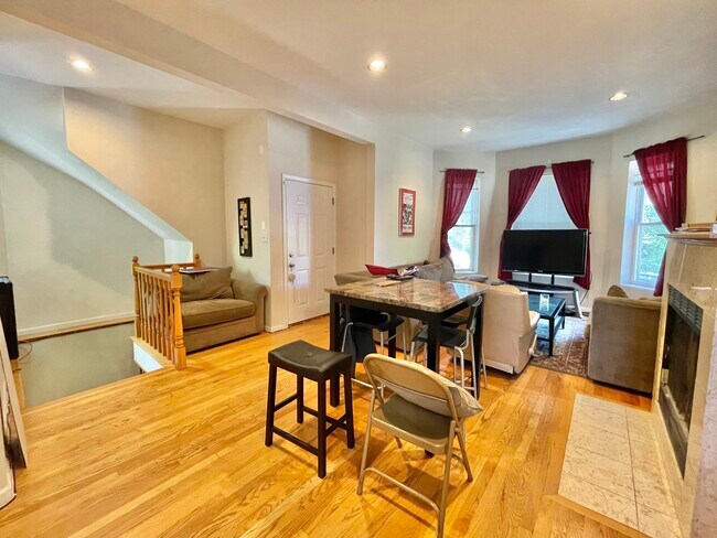 Foto del edificio - 1329 N Artesian Ave
