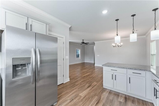 Building Photo - 913 NE Hts Ln