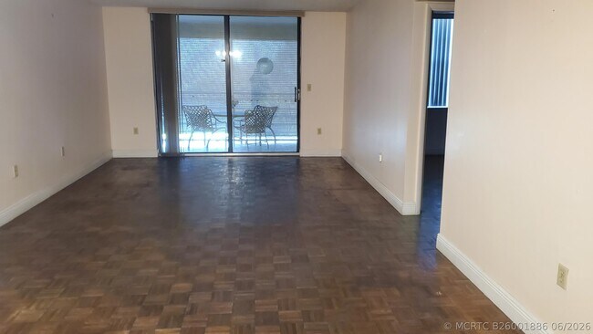 Building Photo - 1400 St Charles Pl