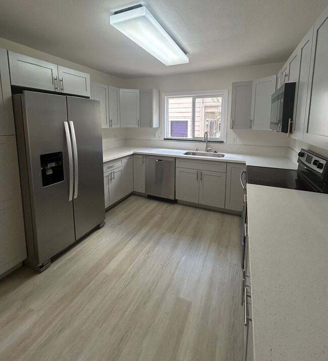 Building Photo - Beautiful & Spacious 5-Bedroom, 4-Bath Sin...