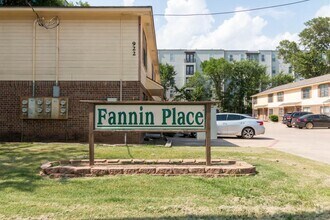 Building Photo - 922 Fannin St