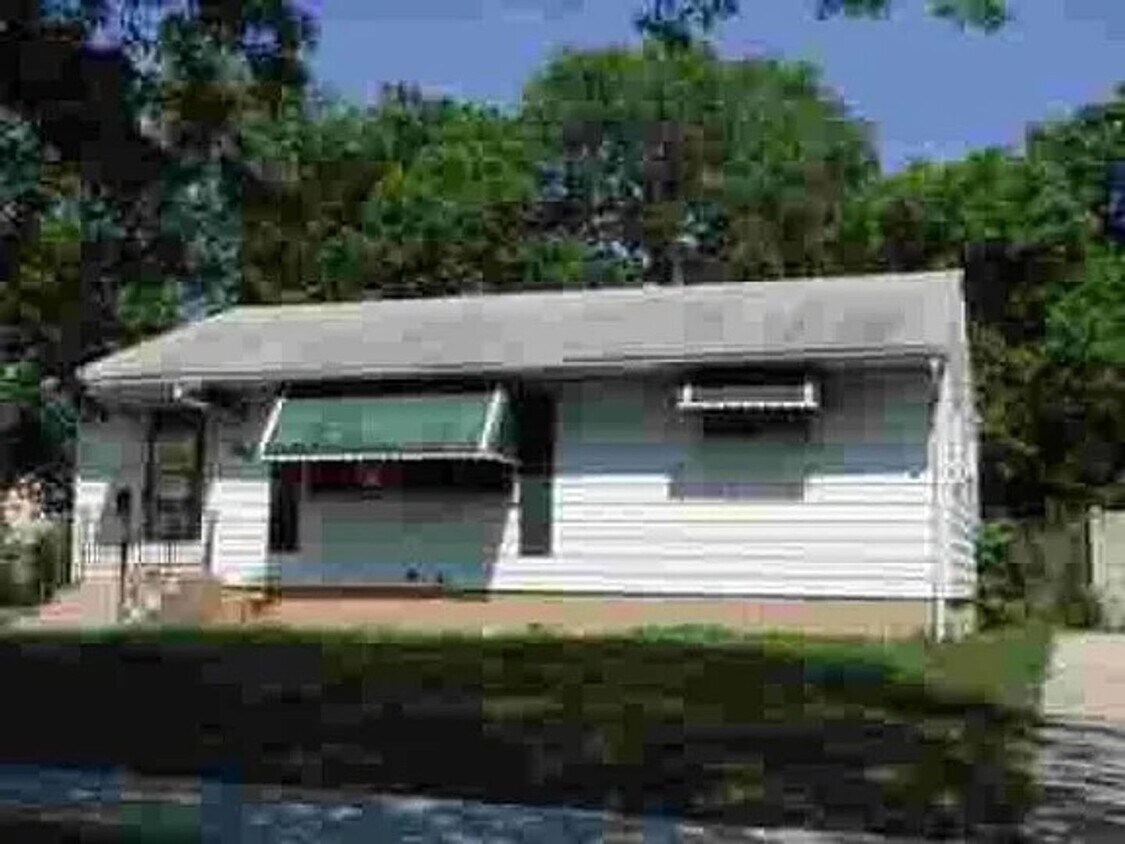 Primary Photo - 3 bedroom/1 bath house on north side of Wa...