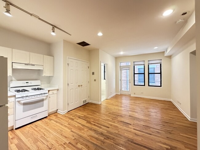 Building Photo - 909 W Dakin St