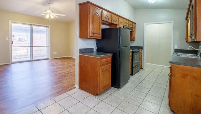 Photo - 1301 Hazelwood Dr House