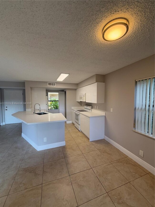 Building Photo - 9999 Summerbreeze Dr
