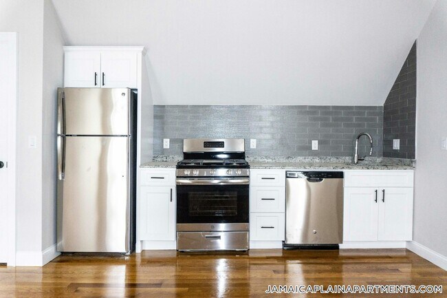 Building Photo - 9-11 Woodside Ave.