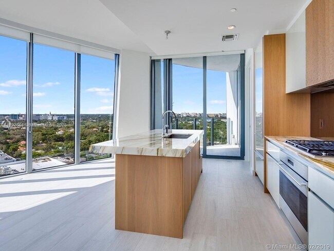 Building Photo - 2831 S Bayshore Dr