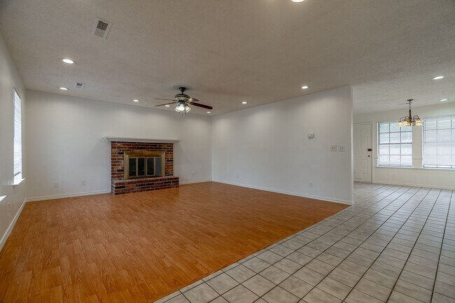 Foto del edificio - Beautiful 4BR Home Near UofA Campus! Lawn Care Included