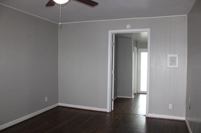 Building Photo - 305 W Lilac Ln