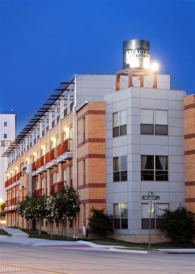 Building Photo - 214 S Bell Ave