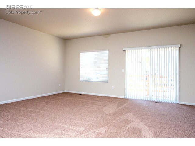 Espacio de sala de estar con terraza orientada al sur - 1517 Sepia Ave