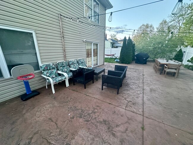 Foto del edificio - 327 Edgewood Rd