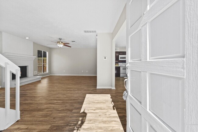 Foto del edificio - 16723 Quiet Trail Dr