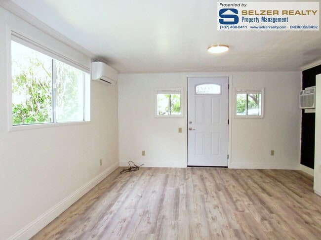 Building Photo - Cozy studio duplex unit on the Westside wi...