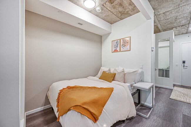 Photo du bâtiment - Studio + Den (1 bed 1 bath)
