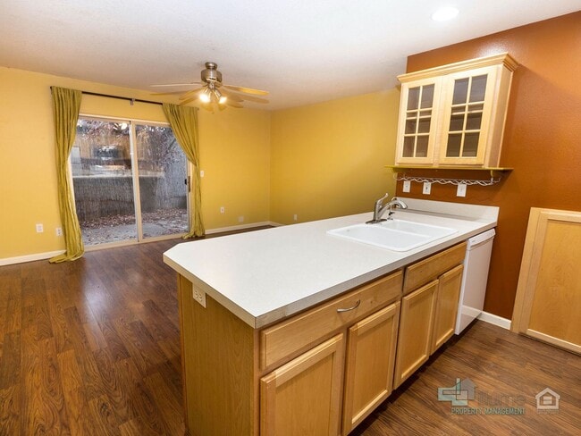 Building Photo - Bright & Spacious 2-Bedroom End Unit Townh...